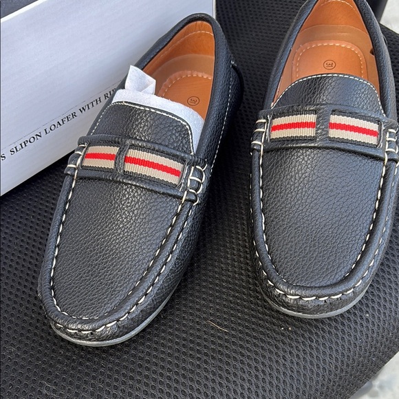 A.X.N.Y. American Exchange Black and Red Loafers with Stylish Band - Picture 3 of 5